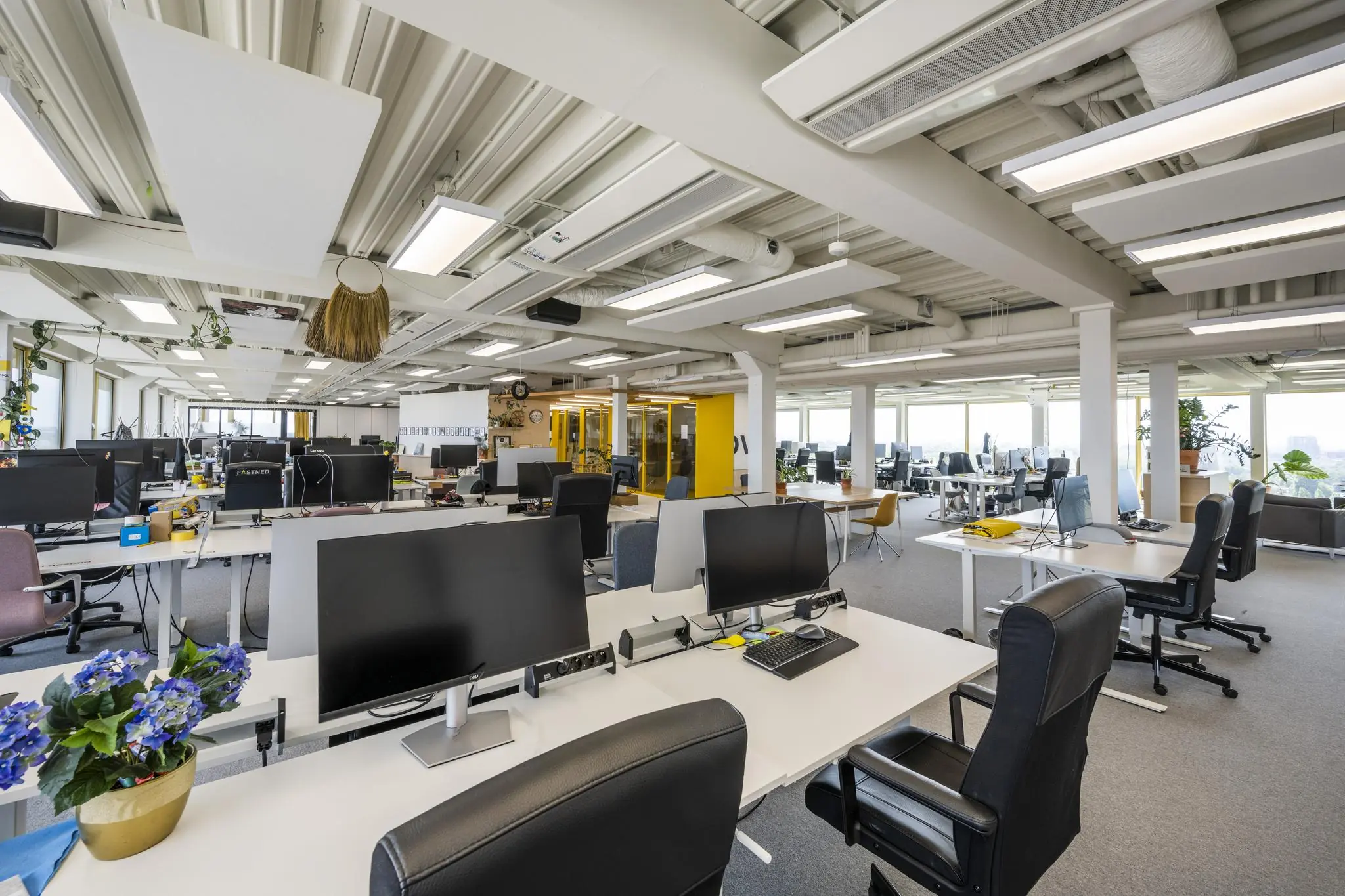 Ruim en modern kantoor aan de James Wattstraat met flexplekken, computers en veel natuurlijk licht.